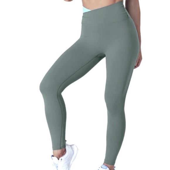 Halara In My Feels Cloudful Crossover Color Block Leggings size small - Picture 1 of 9